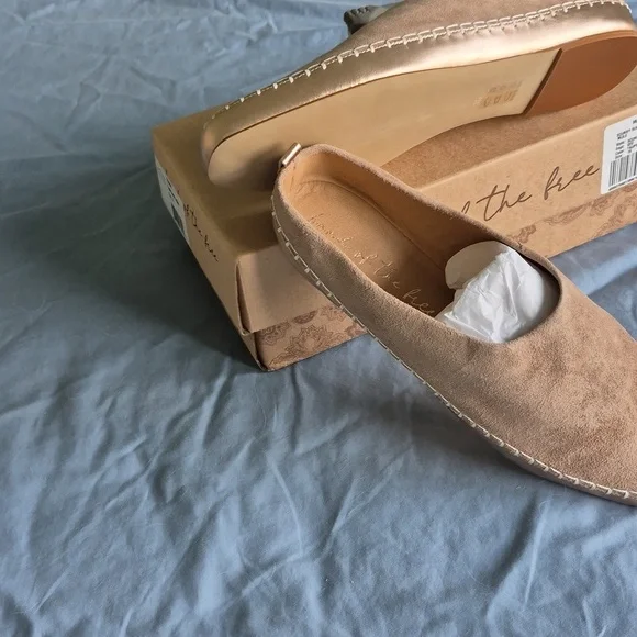 NEW IN BOX. BAND OF THE FREE beige suede slides with rose gold edges. - Picture 4 of 4